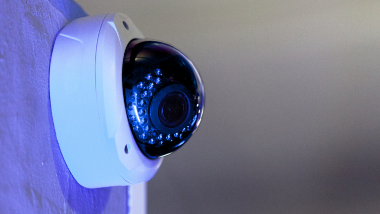 Night vision camera for businesses, installed on the side of a white wall. 